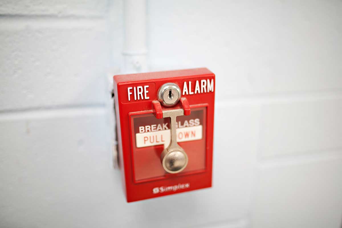 emergency-exit-fire-alarm-and-fire-extinguisher-8N9Q95L